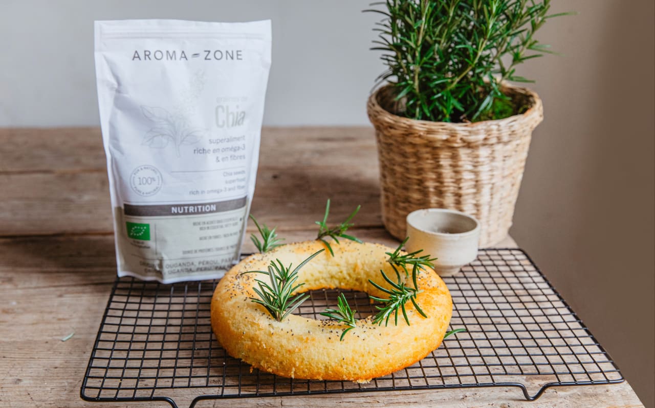 Gâteau au yaourt sans gluten aux graines de chia et romarin : recette gourmande riche en oméga-3