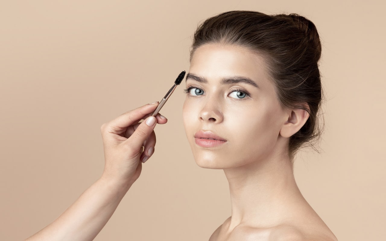 Vous ne mettez toujours pas de fixateur de sourcils ? C’est pourtant le détail qui fait toute la différence… et il se fait facilement à l’aloe vera