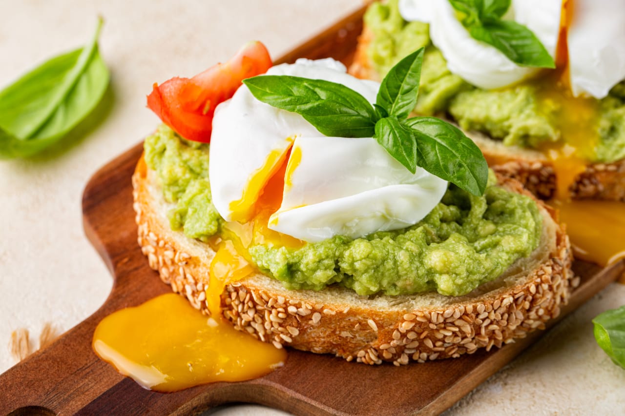 Le toast avocat-œuf poché : une recette gourmande qui fait du bien à la peau