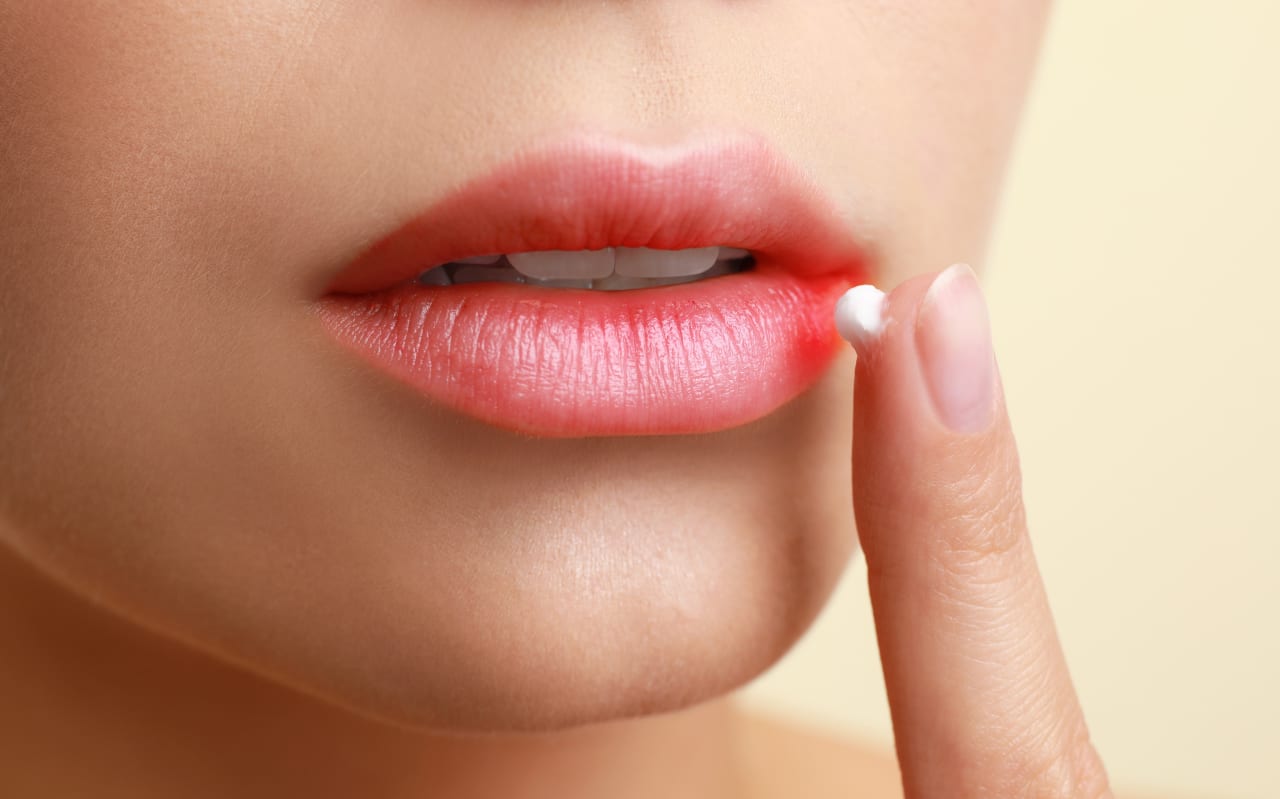 Aphte sur la lèvre : causes et symptômes