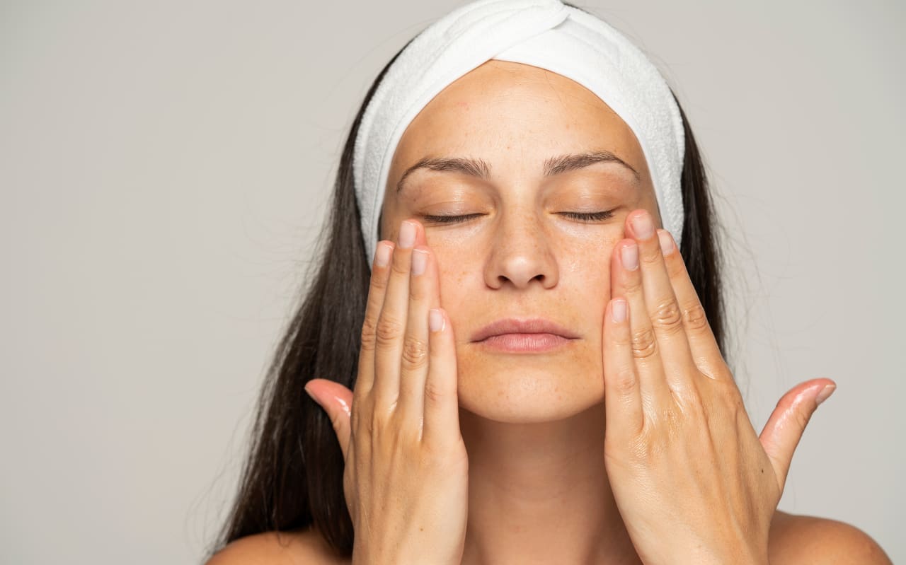 [DUMBSLUG] Massaggio viso effetto lifting: il gesto che trasforma la tua pelle