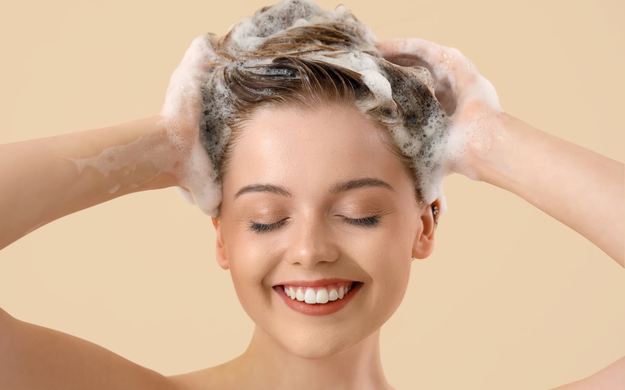 Pourquoi espacer ses shampoings améliore la qualité de vos cheveux