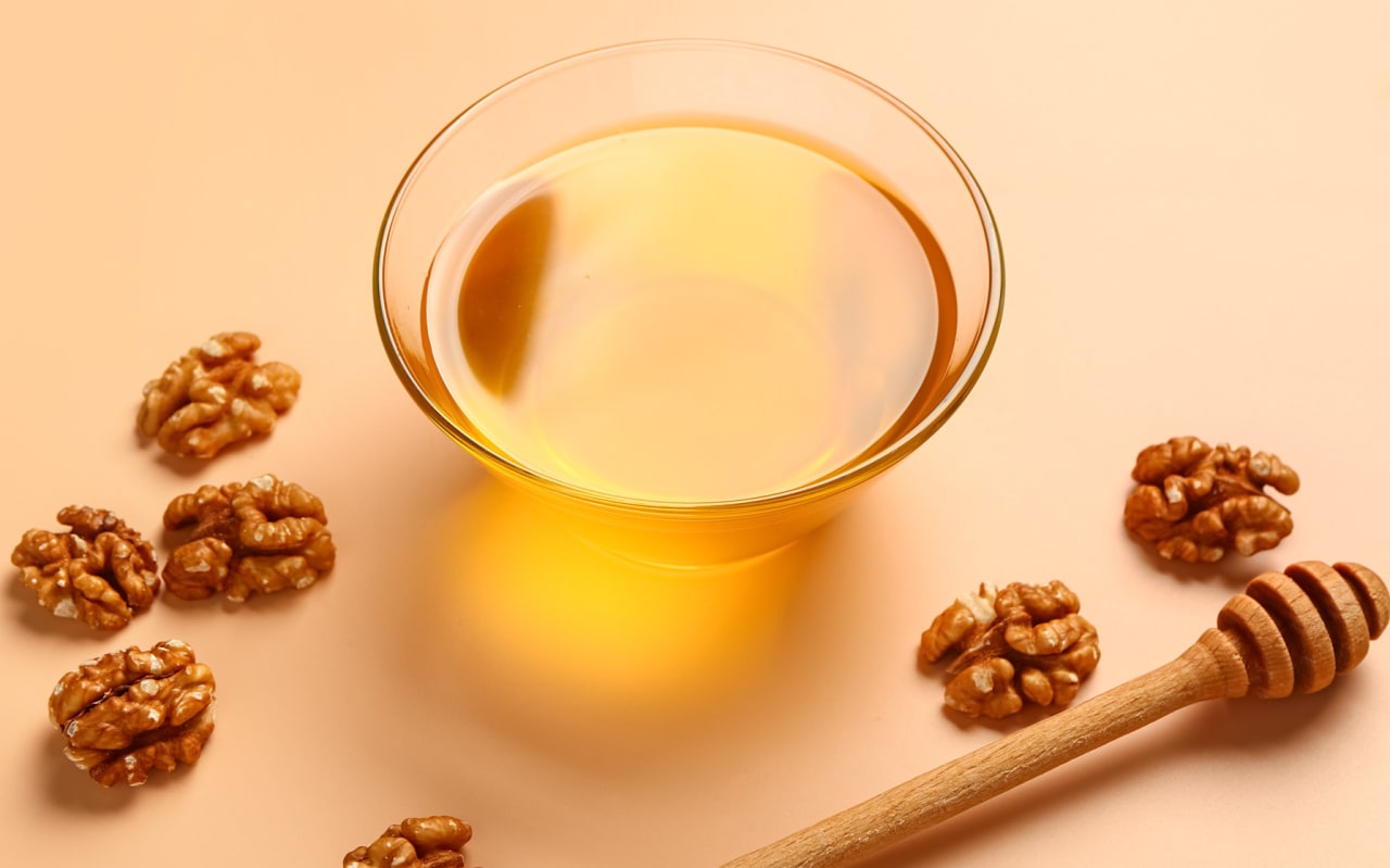 Beauté d’automne : pourquoi l’Huile de Noix mérite sa place dans votre routine ?