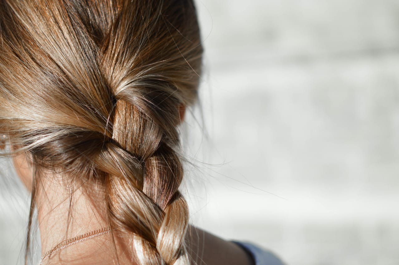 Cheveux gras : 8 conseils pour s'en débarrasser facilement et durablement