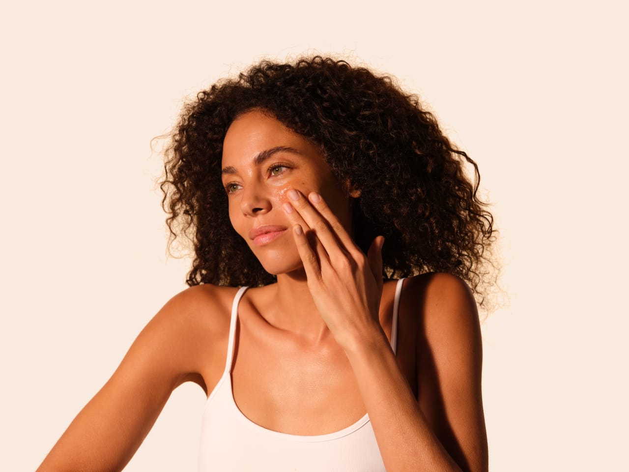 Effetto glow estivo: gli essenziali della cosmetologa