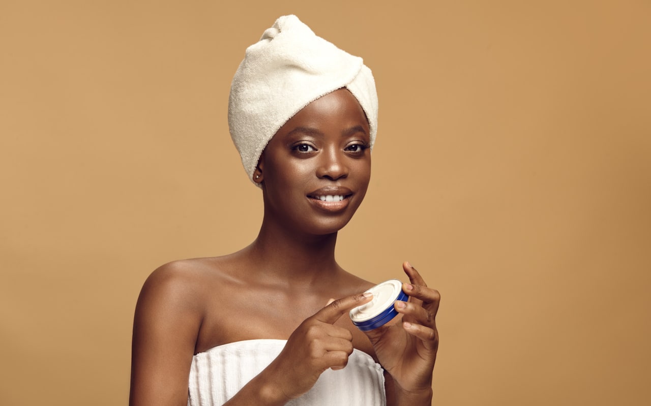 Appliquer sa crème sur peau mouillée : bonne ou mauvaise idée ?