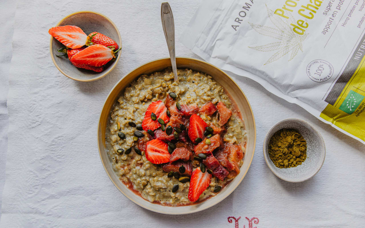 Porridge tiède fraise et rhubarbe à la protéine de chanvre : un petit-déjeuner gourmand et riche en protéines végétales
