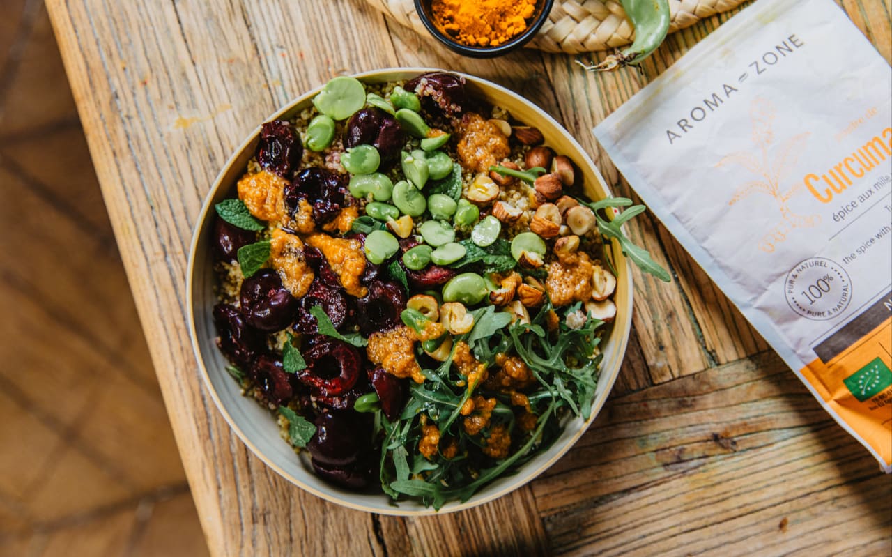 Bowl de quinoa, fèves, cerises & noisettes du Piémont au curcuma : un plat complet, coloré et antioxydant