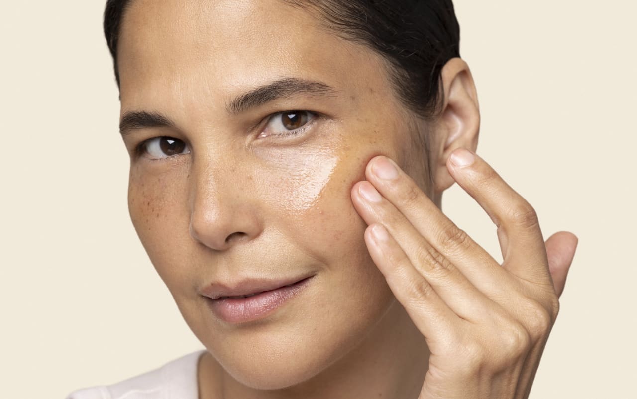 Skincare di primavera: come adattare la routine al cambio di stagione?
