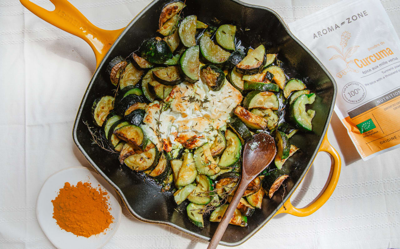 Feta et courgettes rôties au four : recette saine au curcuma pour une peau éclatante