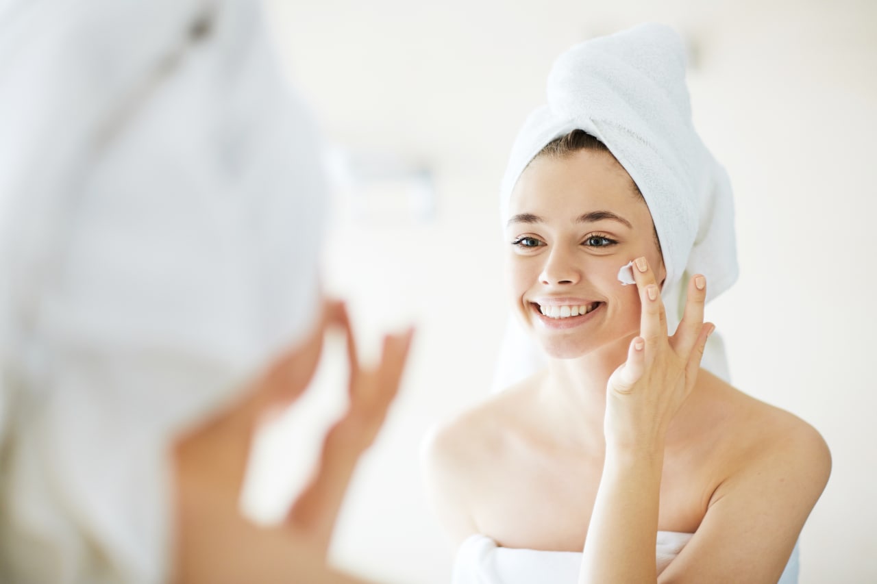La routine de soins visage matin et soir : quel ordre et différences ?