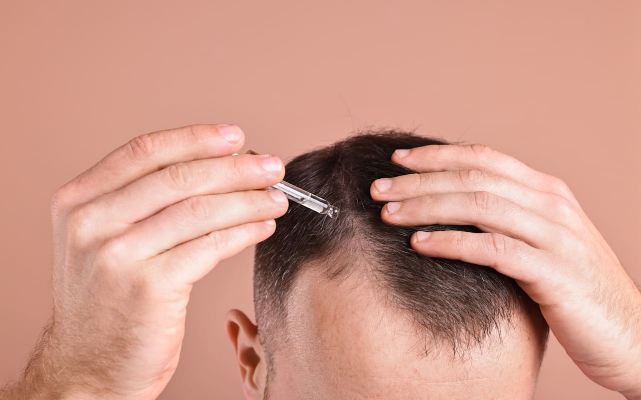 Perte de densité, chute de cheveux ? Ce sérum végétal relance la pousse dès la racine (jusqu’à 3900 nouveaux cheveux en 3 mois*) !