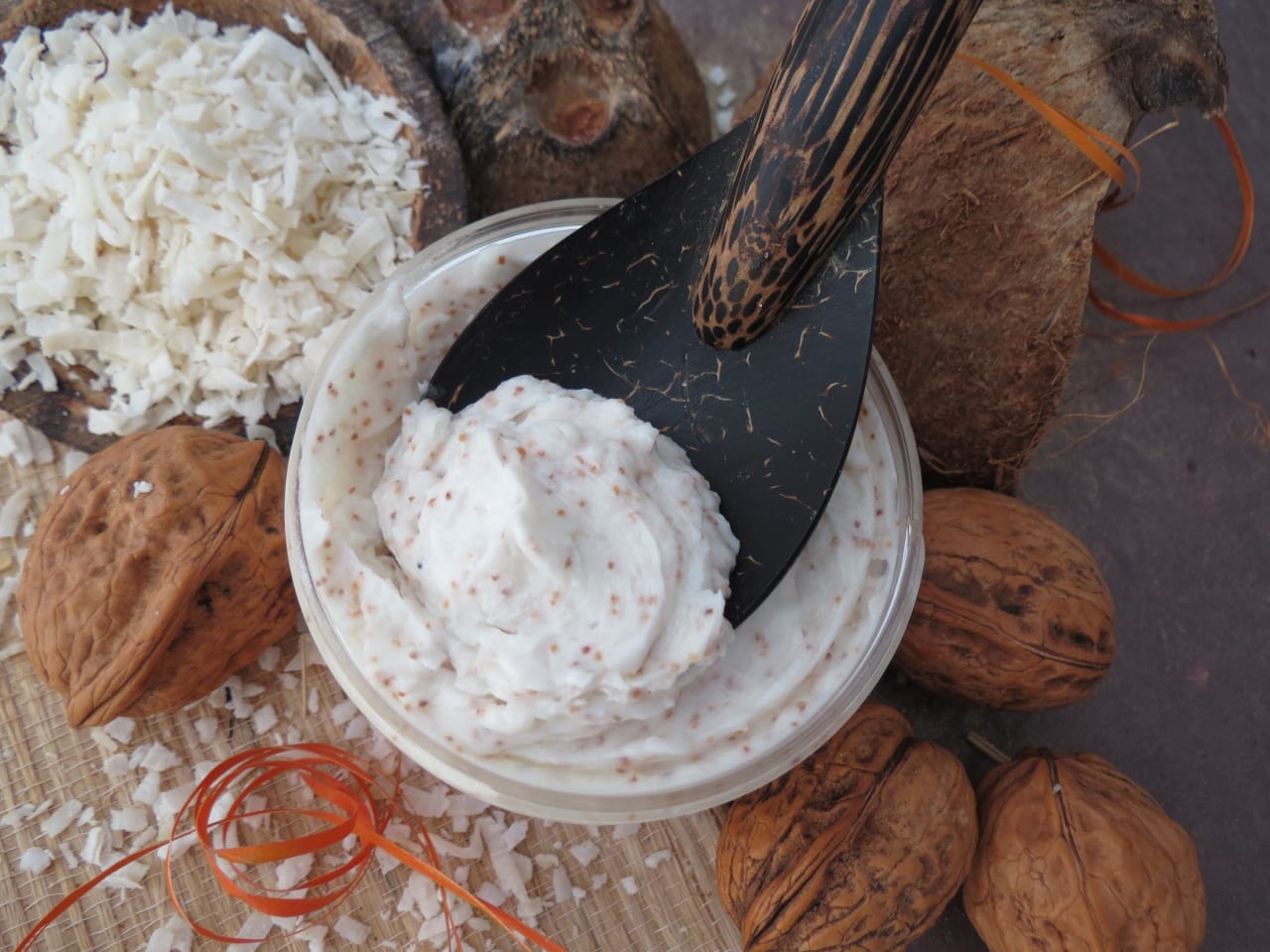 Scrub coconut tout doux pour le corps