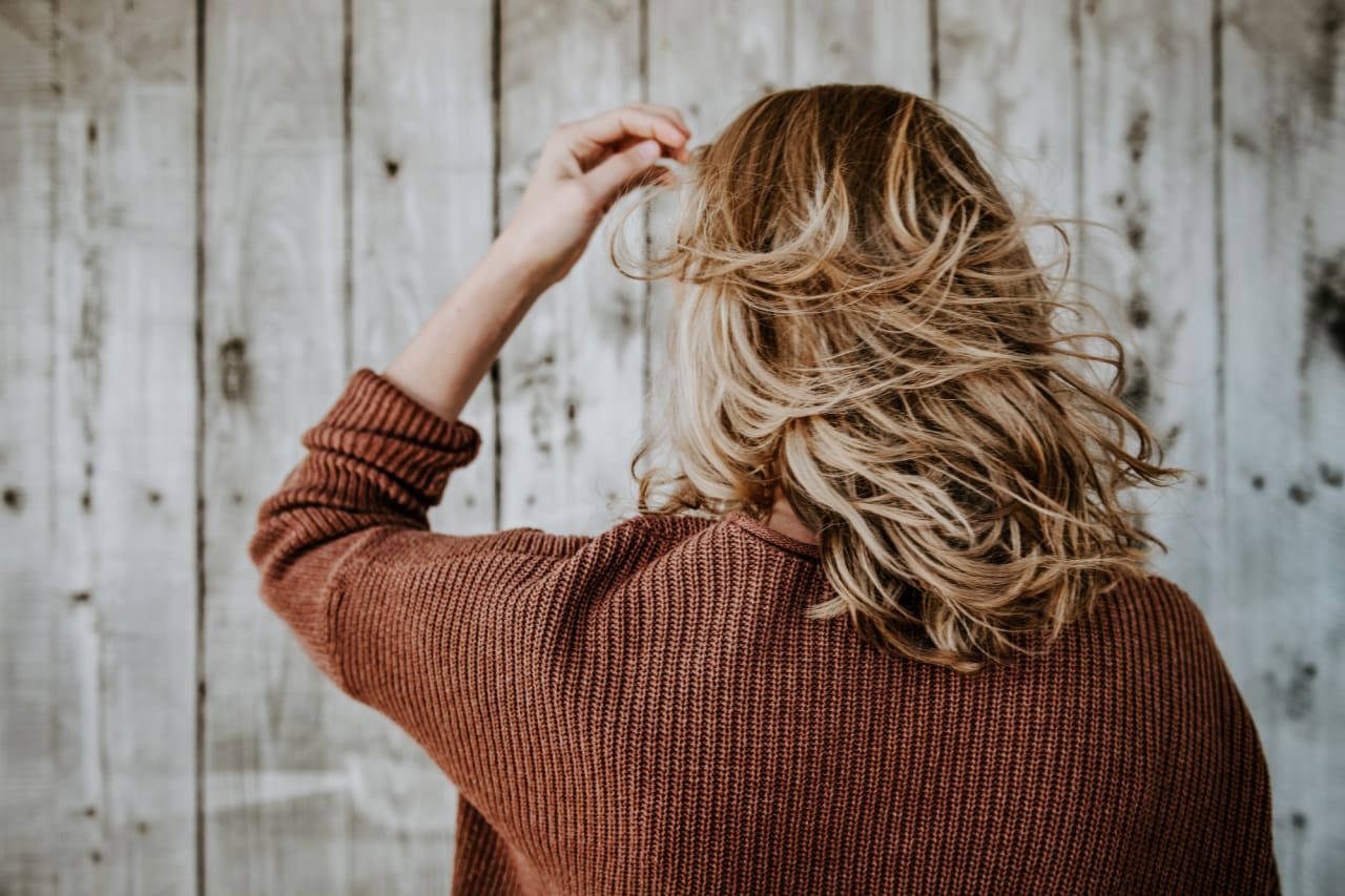 Huile de Jojoba : 6 bienfaits incroyables pour les cheveux