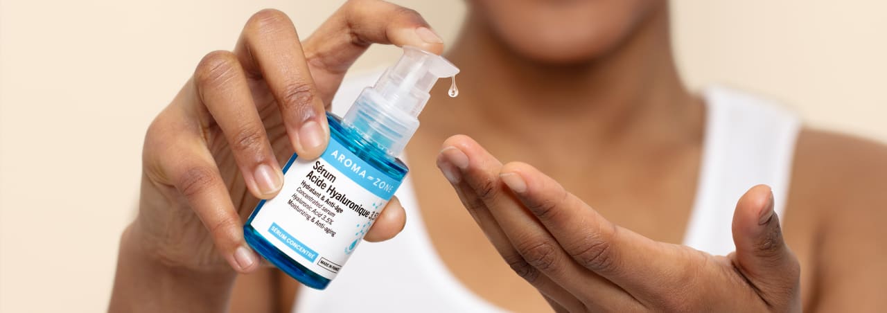 Which molecular weight of hyaluronic acid does Aroma-Zone favour in its formulations, and why?