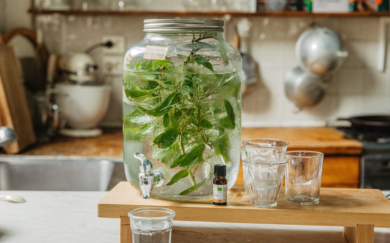 Water vitaminée romarin-sauge-myrtille : eau aromatisée fraîche et antioxydante