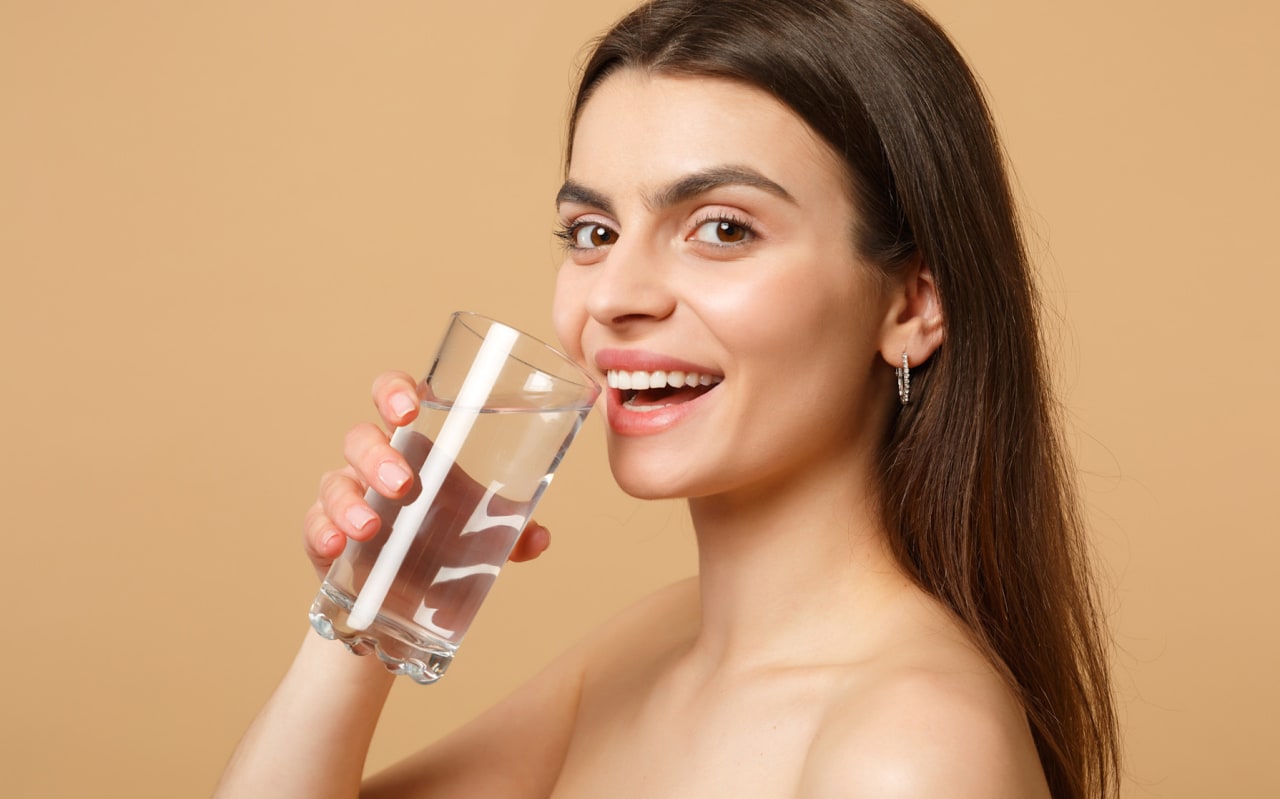 Pourquoi votre peau se déshydrate… même si vous buvez suffisamment d’eau (et l’erreur skincare que vous faites sans le savoir)