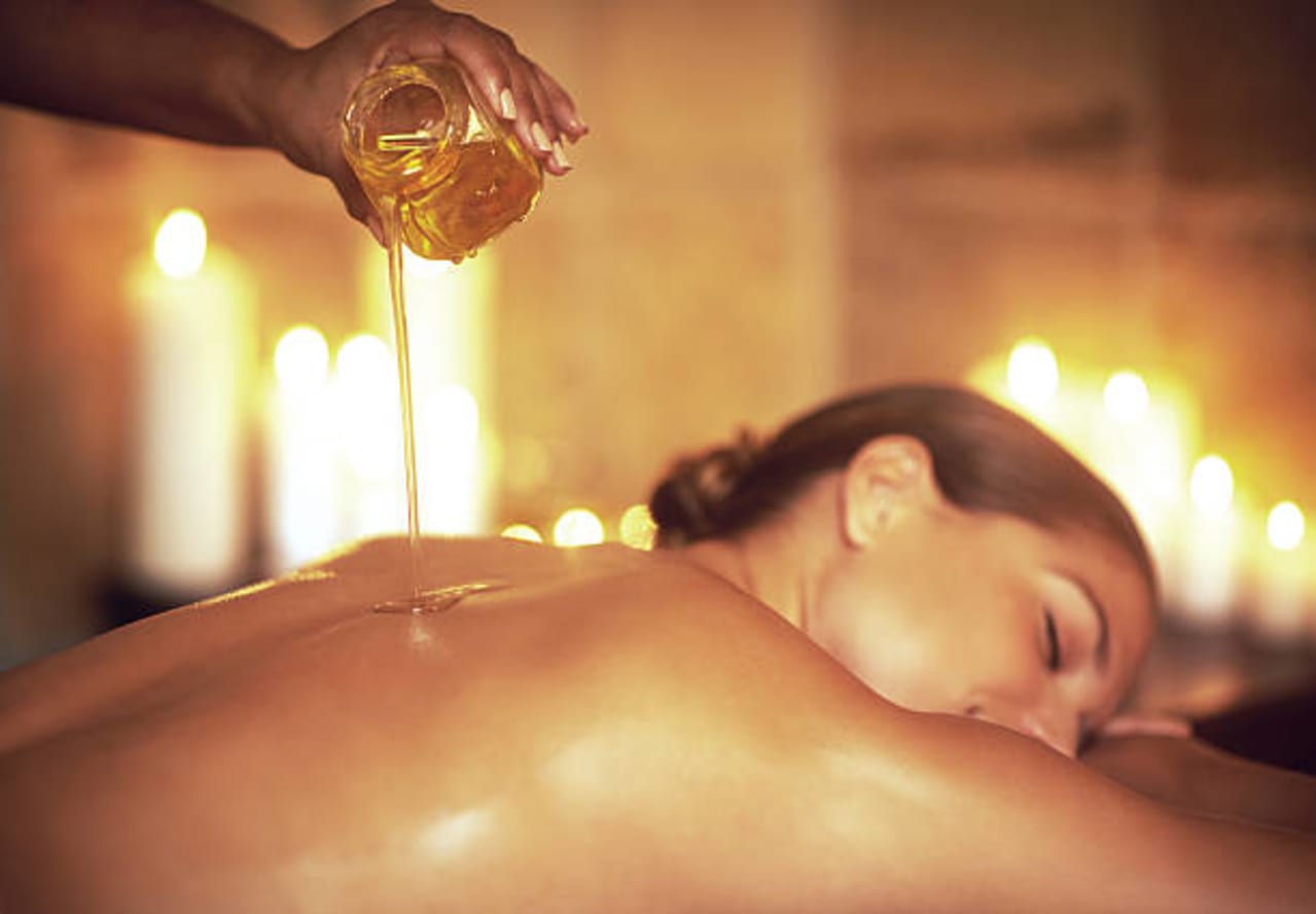 Le massage aux huiles chaudes, un véritable moment de détente à essayer !