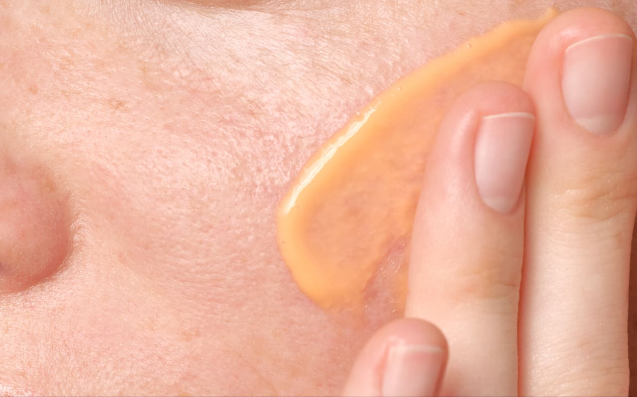 Associer le sérum vitamine C avec la crème vitamine C : vraie ou fausse bonne idée ?