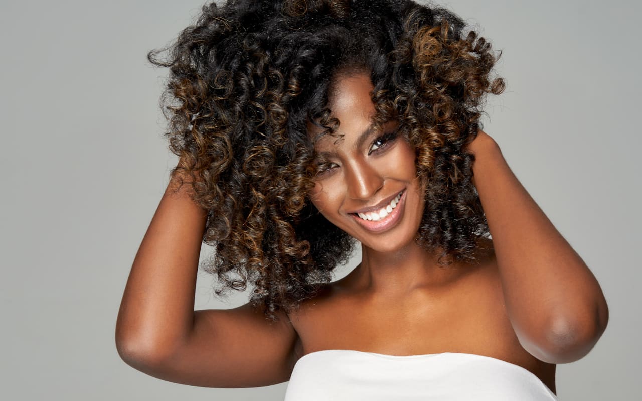 Curly Girl Method: il metodo cult per valorizzare i ricci naturali senza danneggiarli