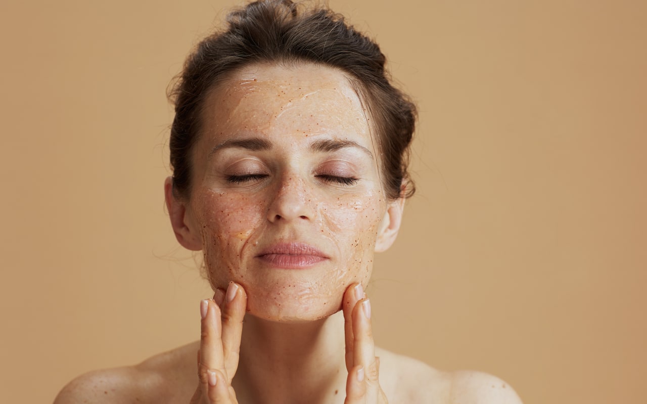 Exfolier sa peau pour qu’elle reflète mieux la lumière, mythe ou réalité ?