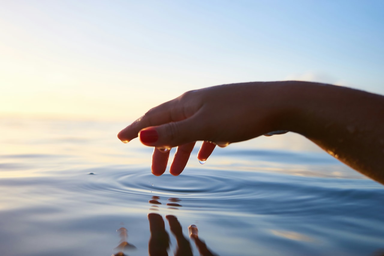 Les bienfaits de l'eau en période estivale : baignade, détente, hydratation