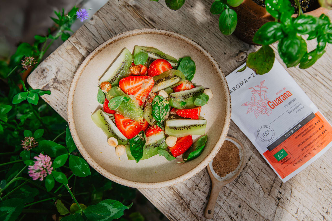 Salade Guarana, fruits, Noix et herbes : recette tonifiante pour une peau éclatante