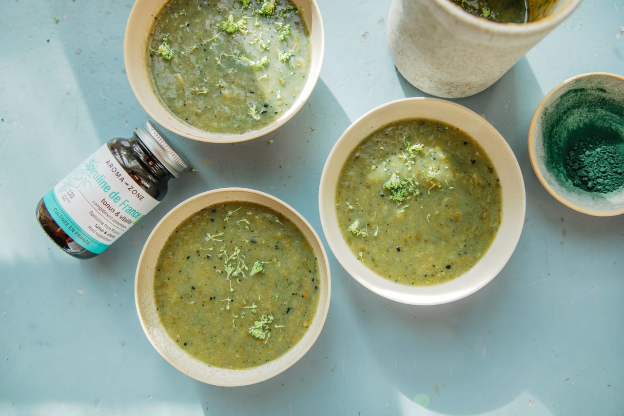 Velouté détoxifiant de brocoli et spiruline : soupe verte vitalité et immunité