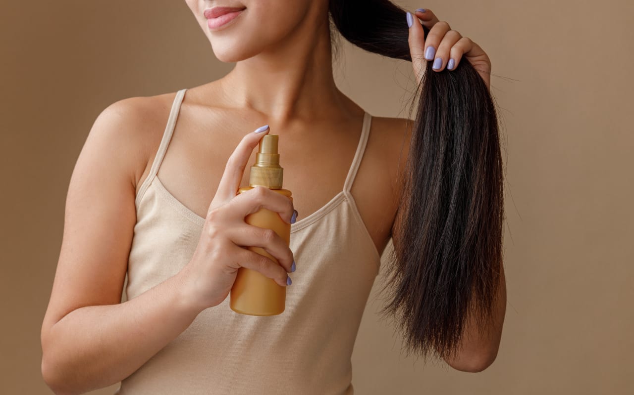 Cheveux fins : ce spray maison naturel fait (vraiment) la différence sur la densité