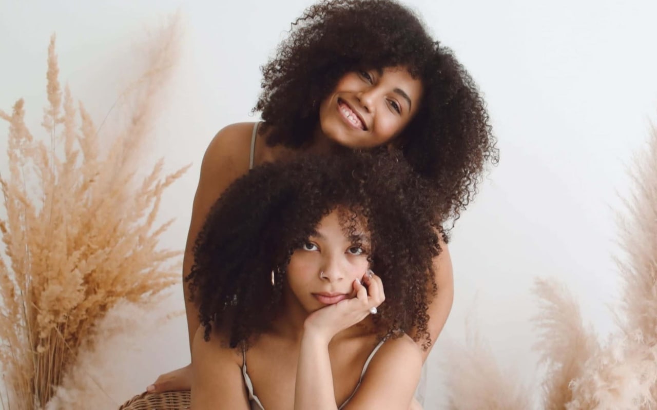 Comment donner du volume aux cheveux bouclés ?