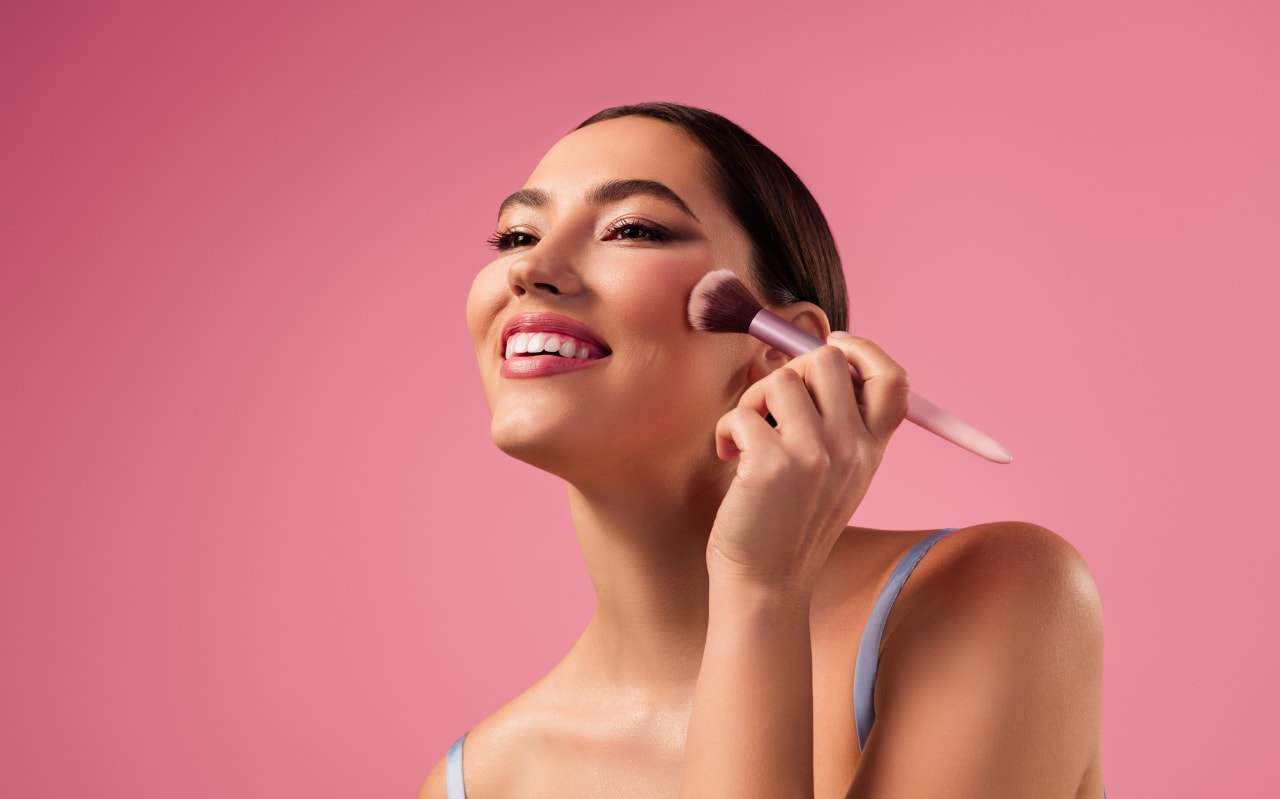 Le blush sous les yeux : le secret des maquilleurs pour un regard lumineux
