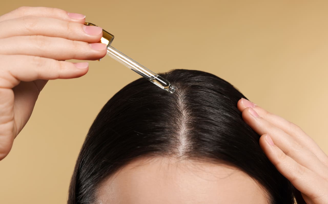 Hair oiling: la tendenza per capelli luminosi e sani