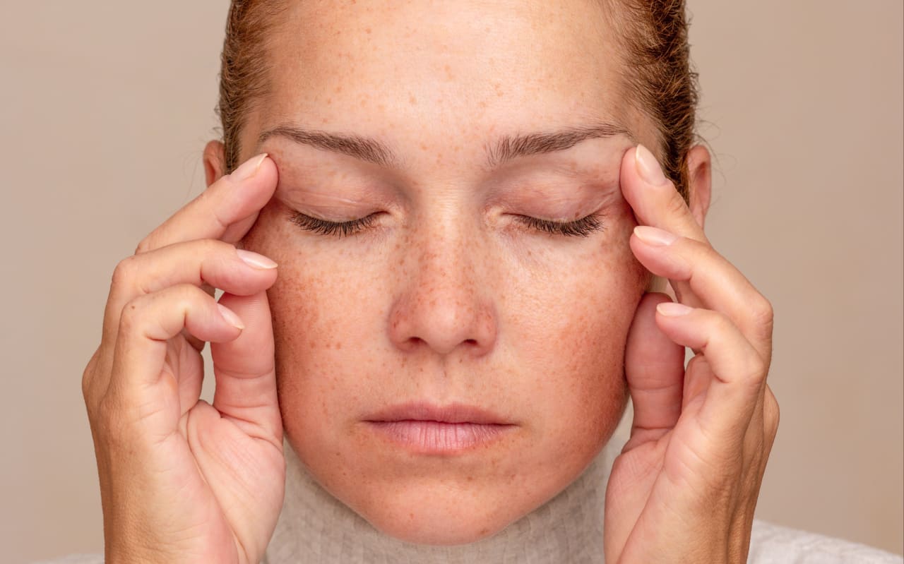Il suffit de quelques gouttes de cet hydrolat pour apaiser vos yeux fatigués