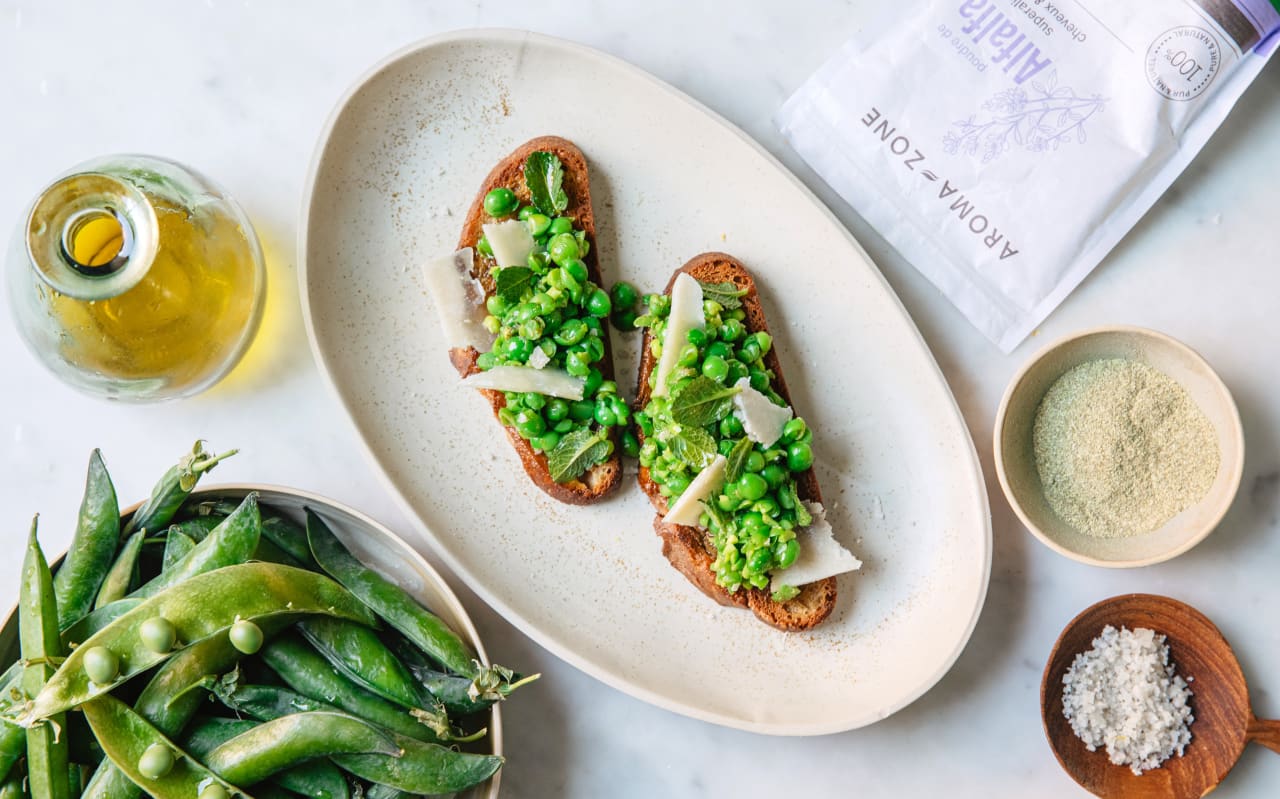 Bruschetta de petits pois, pecorino & menthe à l’alfalfa : une tartine printanière fraîche et gourmande