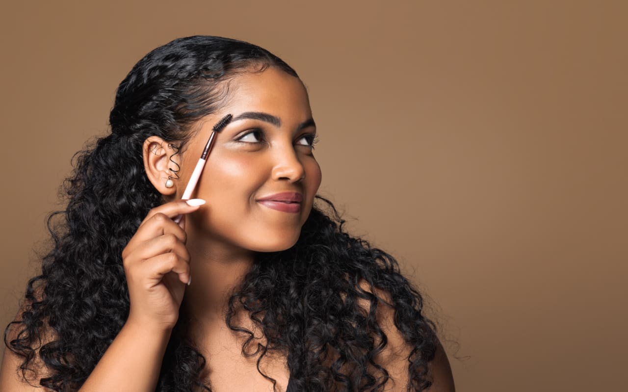 Repousse des sourcils : conseils et astuces naturelles