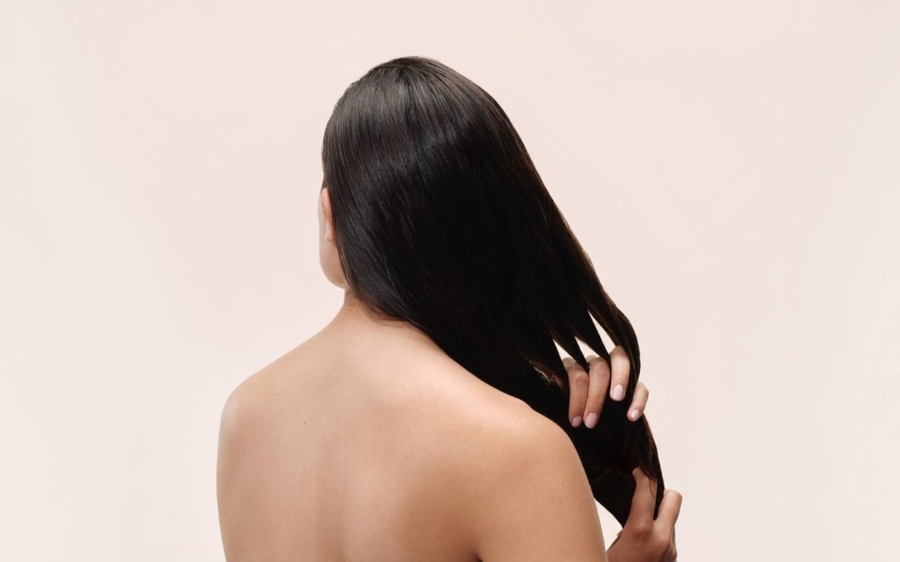 Come dare più volume ai capelli fini senza appesantirli?