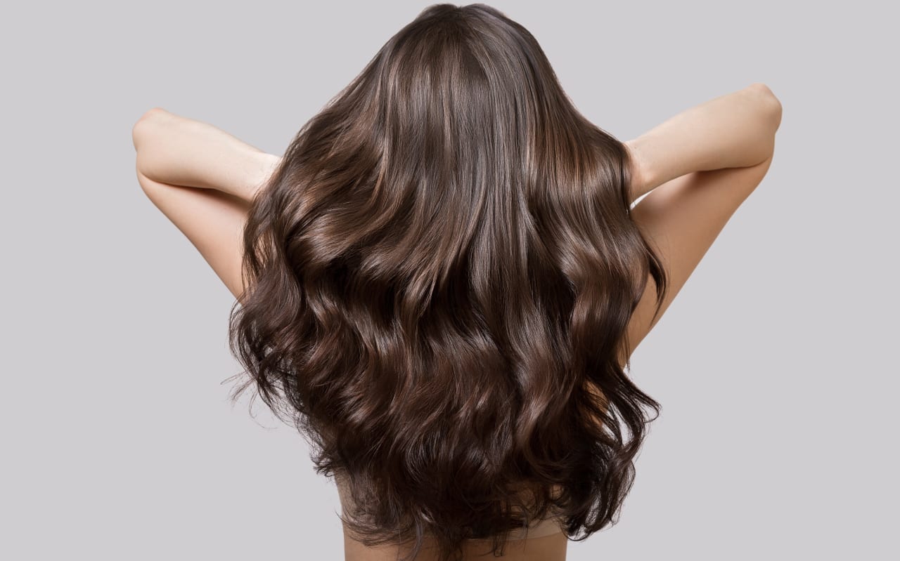 Elles en parlent toutes sur les réseaux sociaux. Oui, l’huile de romarin est bien l’une des plus efficaces pour la pousse des cheveux