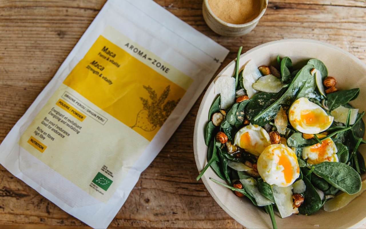 Salade tiède d’épinards, œuf mollet et noisettes au maca : recette gourmande et adaptogène pour une peau éclatante
