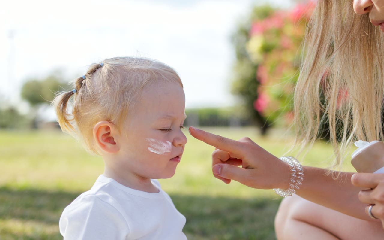 Crème solaire avant l’école en mai : faut-il vraiment en mettre à son enfant le matin ?
