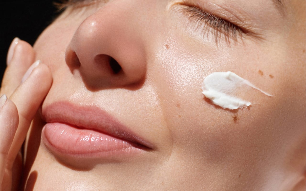 Peau sèche et sensible : ce baume Aroma-Zone va changer votre routine