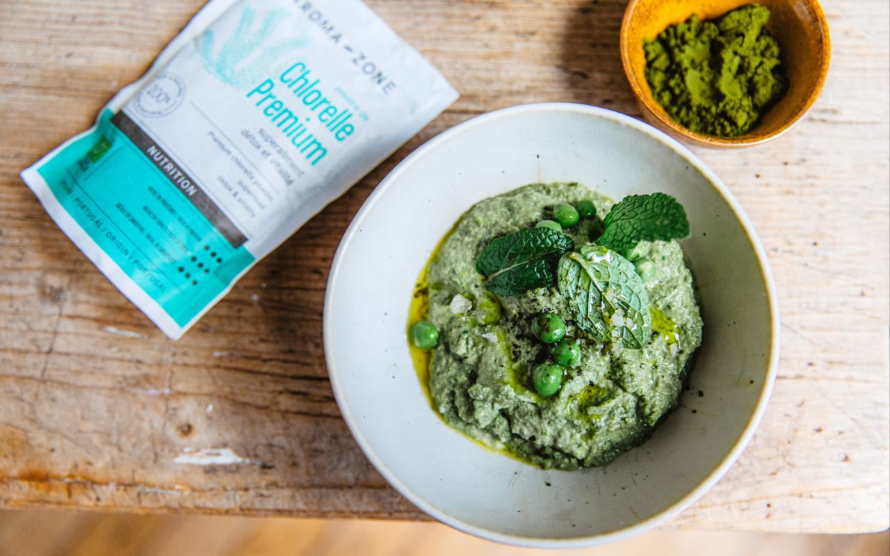 Houmous de petits pois, menthe & chlorelle : une tartinade verte fraîche et détox