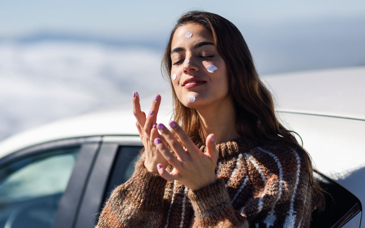 Pourquoi le froid intense déclenche des micro-stress cutanés et comment les apaiser efficacement