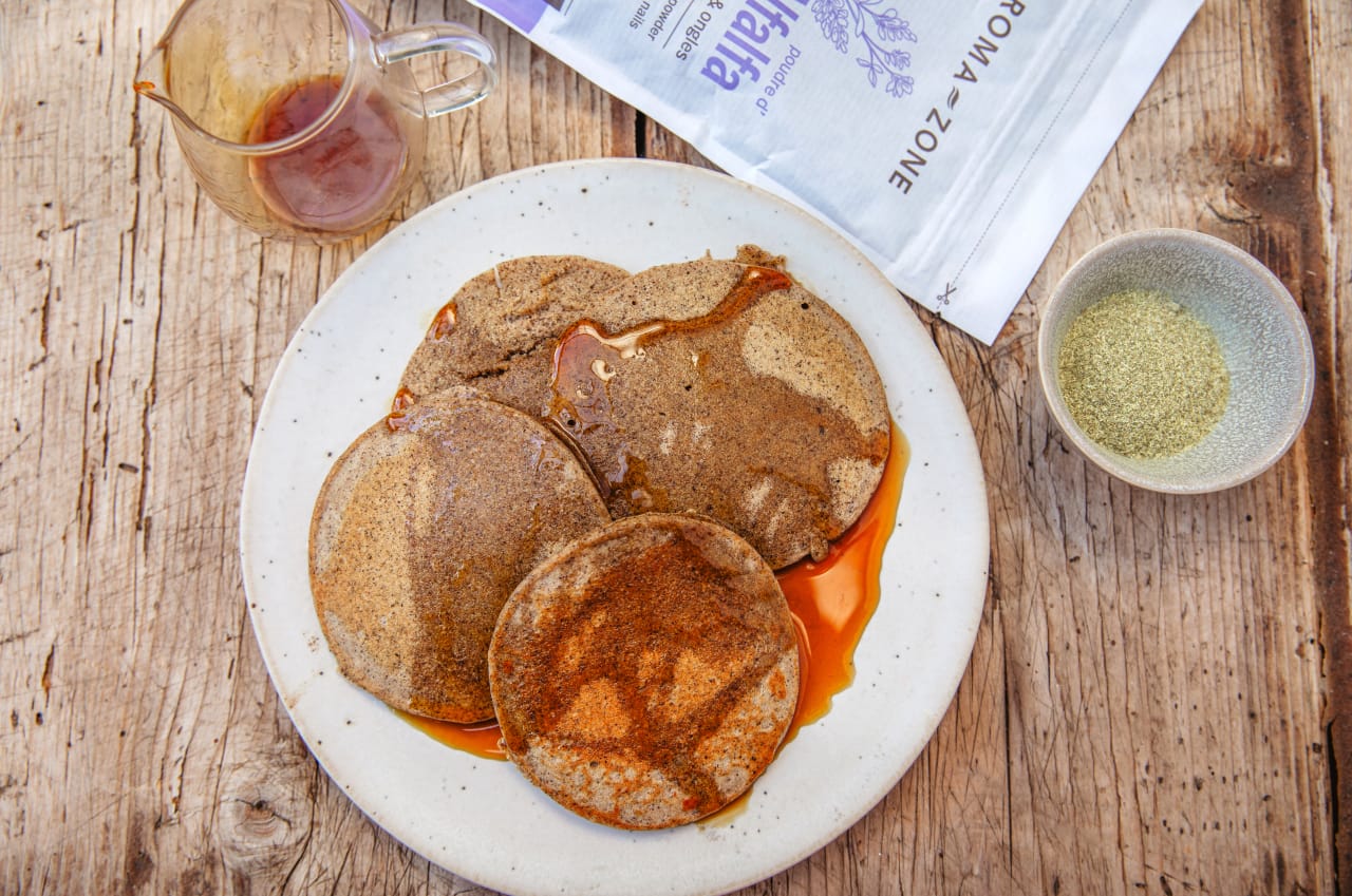 Pancakes au Sarrasin et sirop d’Érable et poudre d’Alfalfa pour un petit-déjeuner énergisant et équilibré