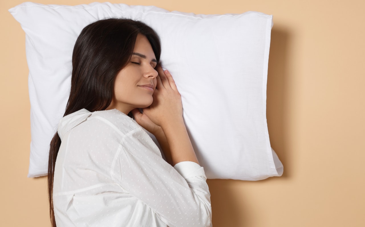 Attacher ses cheveux pour dormir : bonne ou mauvaise idée ? 