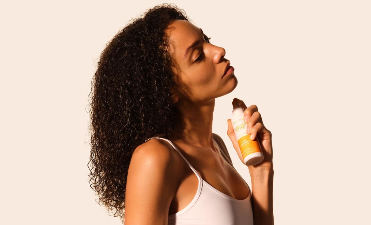 Comment utiliser une brume corps et cheveux ? Le guide complet pour se parfumer tout en prenant soin