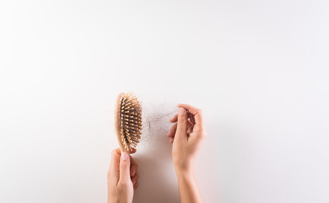Come gestire la caduta stagionale dei capelli?