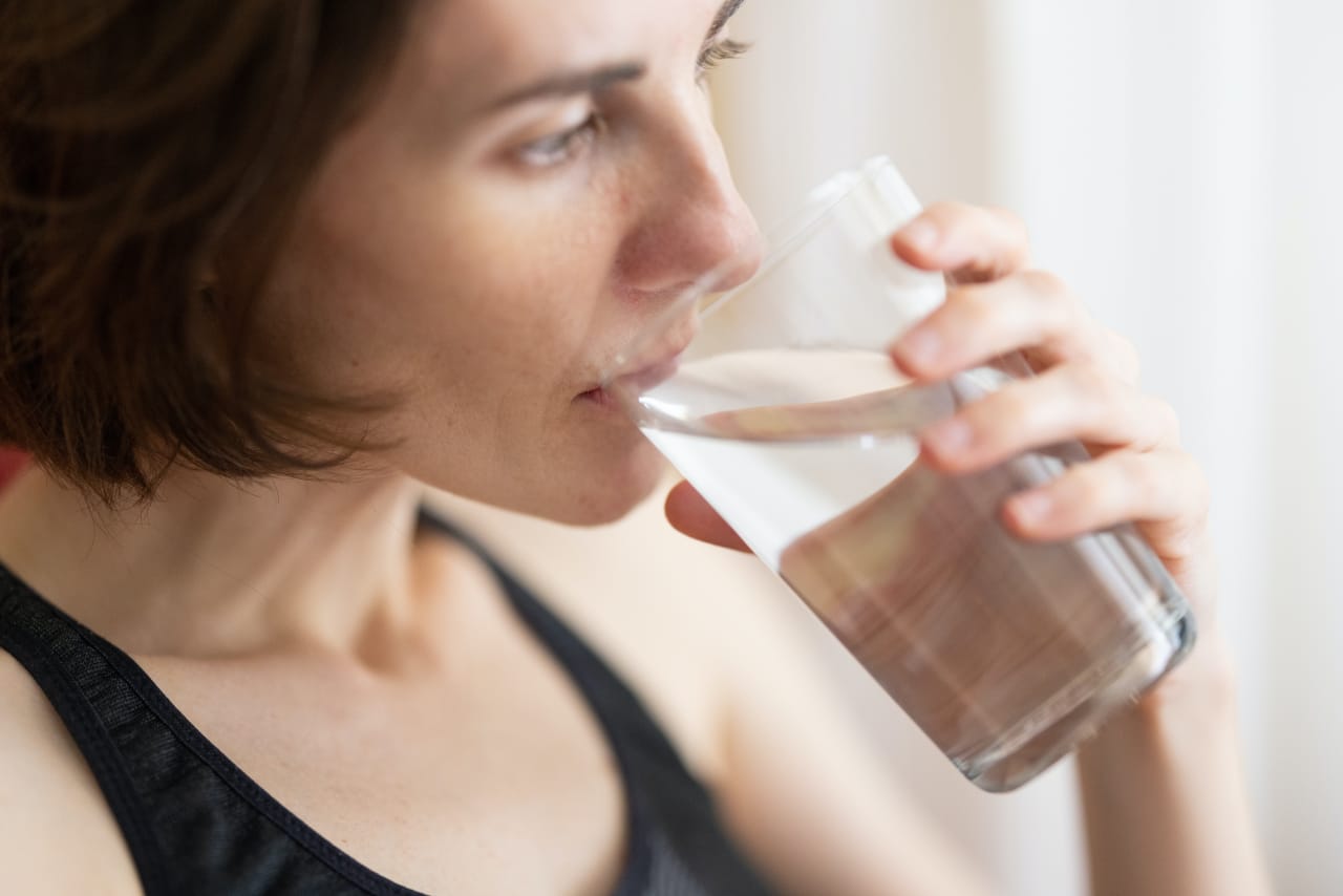 Idratazione: tutti i consigli per bere più acqua ogni giorno per la tua salute e il tuo benessere