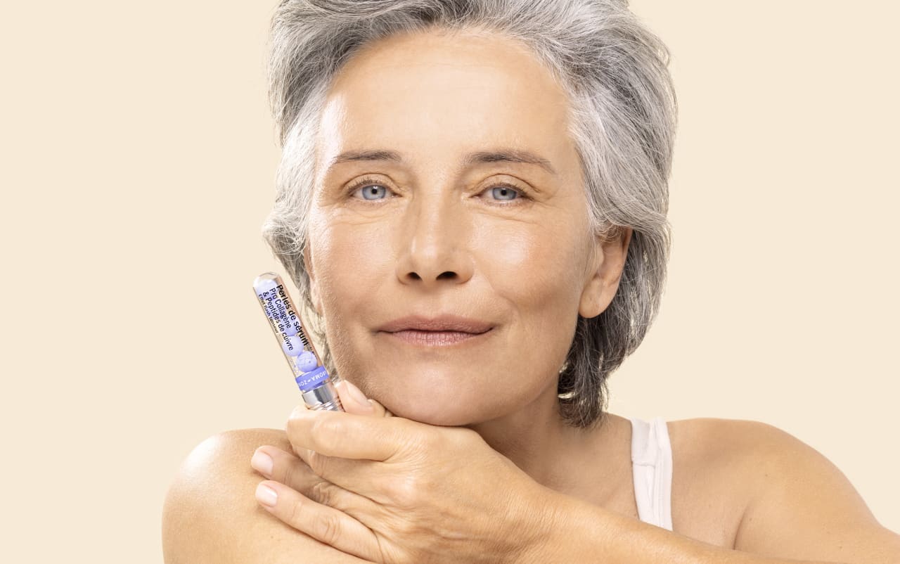 En une seule application, la peau est comme liftée. 81 % des utilisatrices confirment l’effet tenseur immédiat* de cette innovation au Collagène & Peptides de cuivre