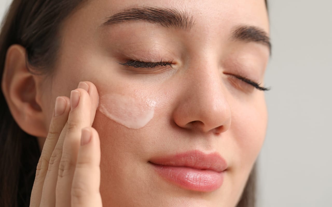 Comment ne plus avoir la peau du visage sèche naturellement ?