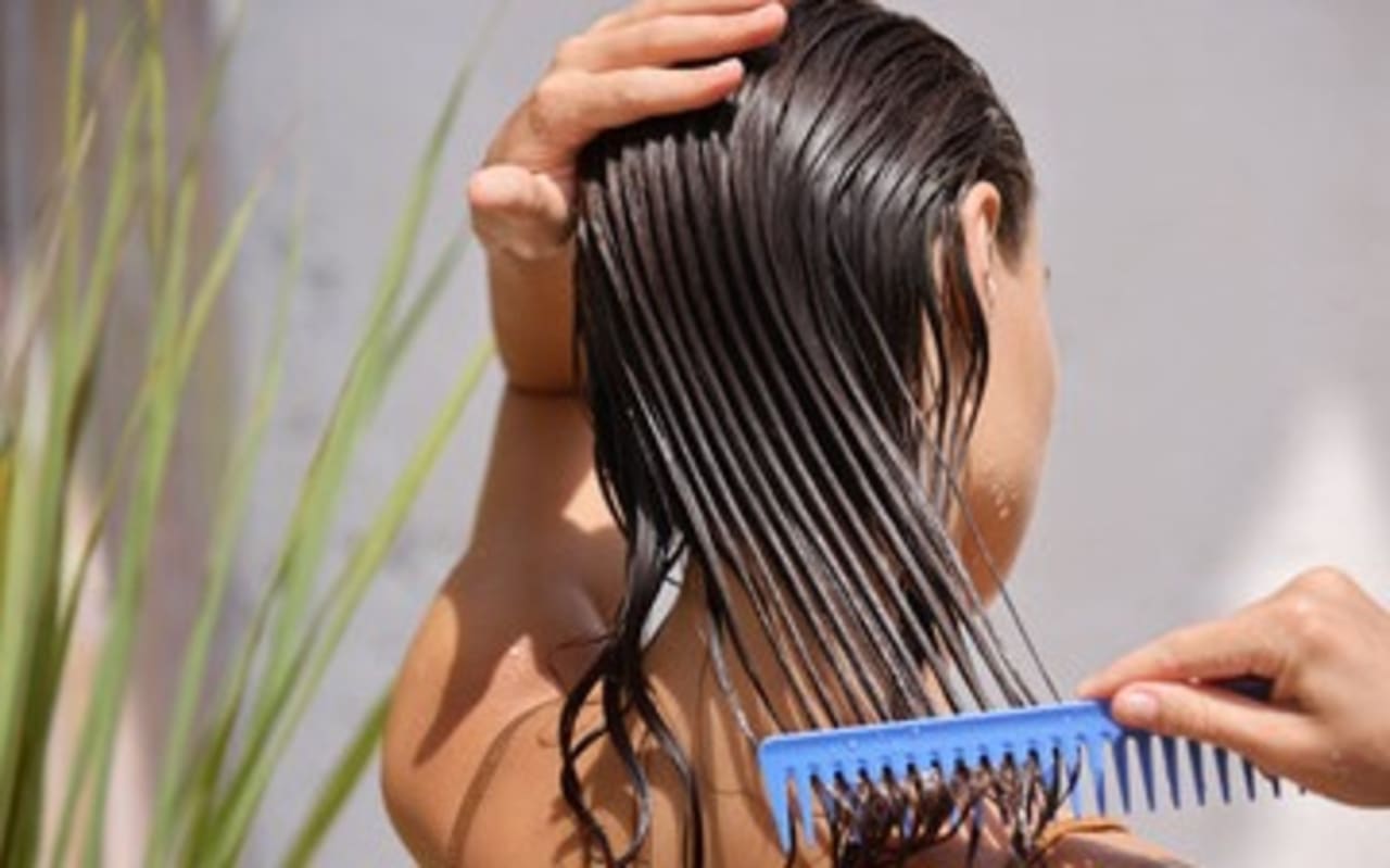Cheveux et vinaigres naturels : l’astuce qui fait briller sans alourdir